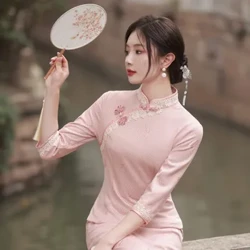 ʻO ka ʻaʻahu Qipao Cheongsam ʻano Vintage no ka hoʻolālā ʻana i nā wahine a me nā lole Suede palupalu i ka puna 2024 Edition.