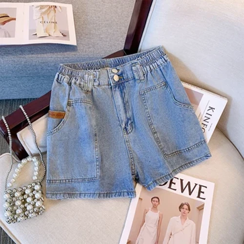 Pantaloni scurți din denim casual de vară de mărime plus pentru femei, țesătură din denim spălat albastru, talie elastică, design cu buzunar mare, blugi clasici pentru navetă