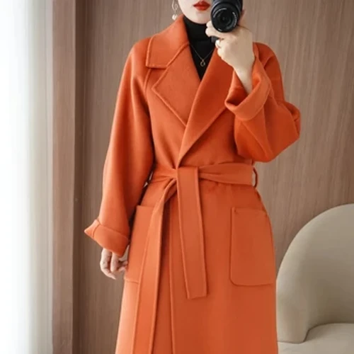 I-Wool Coat engu-100% Yezingubo Zabesifazane zango-2023 Isimo Semfashini Yasekwindla/Yasebusika Amajazi e-Cashmere anamacala amabili ane-Belt Elegant Long Overcoat