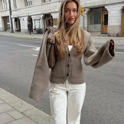 Kuunganishwa kwa Wanawake wa Cardigan Spring Gentle Imara Mikono Mirefu Yenye Matiti ya Kike ya V-neek Mfukoni Vyote Vinalingana na Lady Knitwear 2024