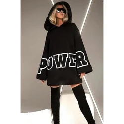 Robe quotidienne grande taille Sweat à capuche imprimé lettre noire Mini-robe tricotée