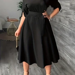 Jednoczęściowa sukienka o dopasowanym kroju, ściągana sznurkiem na łydce, z lekko długimi rękawami odsłaniającymi ramiona, w jednolitym kolorze, plus size