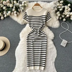 Rochie tricotată de plajă cu dungi de vară, cu decolteu O, mâneci scurte, șic, dulce caldă, rochie de soare subțire, îmbrăcăminte de stradă, rochie midi bodycon Y2K