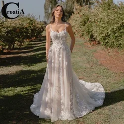 Kroatien Modesch Spaghetti Bänner Hochzäitskleeder fir Fraen A Line Applikatiounen Tulle A Line Button Court Train Customized