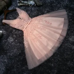 Elegáns Pearl Pink báli ruhák 2022 Szexi báli ruha rövid V nyakú rátétekkel, gyöngyökkel fűzős, fűzős térdig érő ballagási ruhák