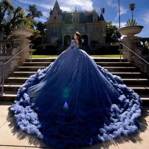 2024 Toʻq moviy O-boʻyinli Quinceanera liboslari Aplikeli dantelli munchoqlar Uzun yengli toʻq poezdli koptokli koʻylak