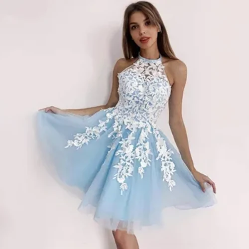 Hellblaue, kurze Homecoming-Kleider aus Tüll, weiße Spitzenapplikation Neckholder-Brautjungfernkleid mit Reißverschluss hinten, Abschlussfeierkleid
