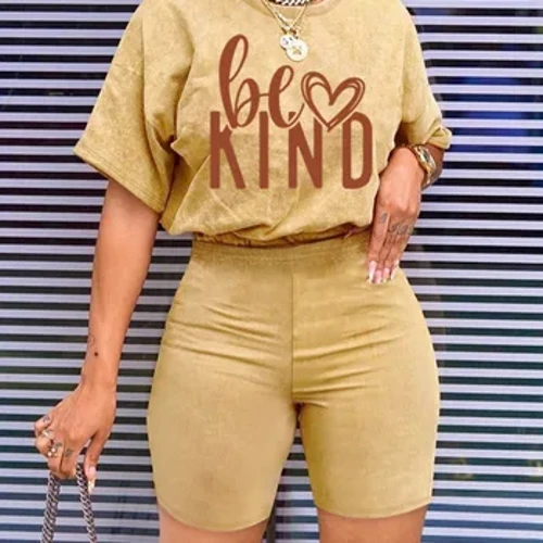 LW Conjunto de shorts estampados com letras de coração, pulôver cáqui, manga curta casual, camiseta e calças combinando com cintura elástica, 2 peças de roupas