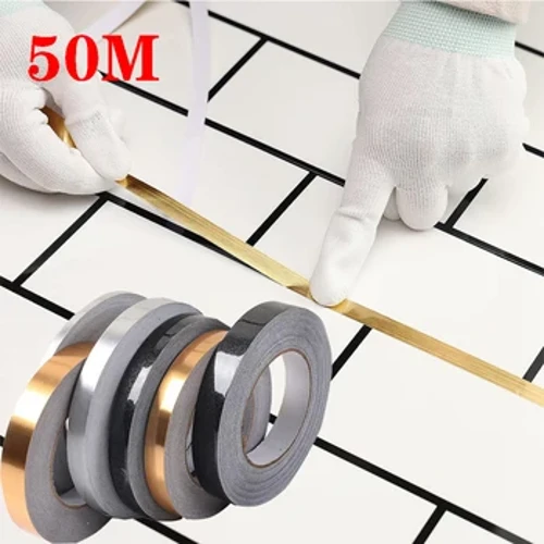 Nastro autoadesivo per piastrelle autoadesive da 50M Nastro adesivo per cuciture di bellezza 0.5/1cm Larghezza Linee di lamina d'oro impermeabile Nastro per strisce di tenuta per decorazione Gap per pareti da pavimento