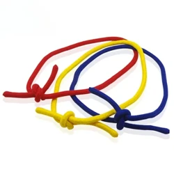 Drie kleuren koppelen touwen goocheltrick rood geel blauw rekwisieten close-up grappige professionele accessoires