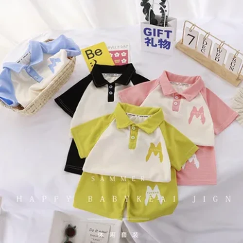 2024 Buachaillí agus Cailíní Culaith Léine Polo na bPáistí Dath Nua Meaitseáil Muinchille Gearr + Shorts Lapel Set Corr Spóirt