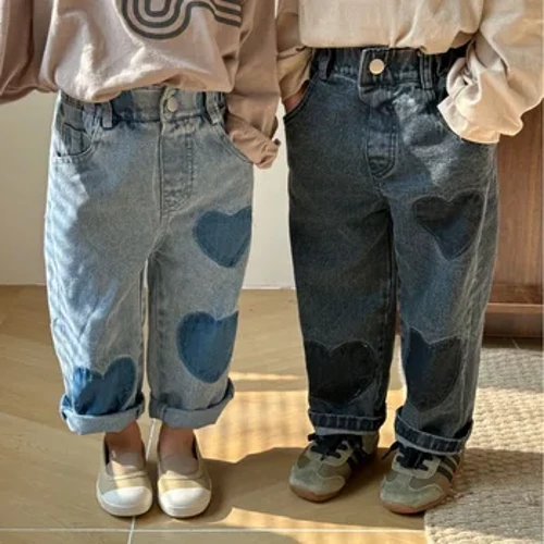 2024 Gwanwyn Merch Newydd Patch Babi Cariad Jeans Retro Bachgen Plant Pocedi Pants Achlysurol Trowsus Cotwm Loose Kid Toddler Denim Pants