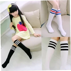 Calze coreane di calcio a righe per la scuola sportiva calze nere bianche Primavera Autunno Bambini Ragazze Calzini caldi per gambe a tubo lungo al ginocchio