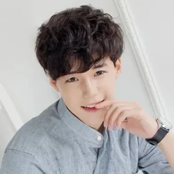 Parrucchino per capelli corti ricci da uomo alla moda, stile di capelli naturale leggermente ispessito, adatto a uomini giovani
