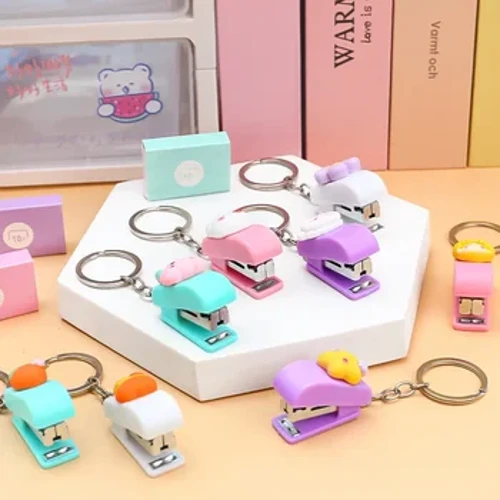 Stáplóir Mini Cartún 10# Stáplóir Inaistrithe Keychain do Mhic Léinn Soláthairtí Ceangailteacha Scoile Oifige