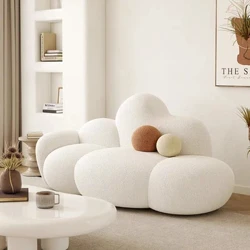 Kremowa aksamitna sofa chmurka z jagnięciny do salonu i użytku domowego