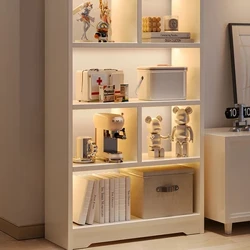Armário de canto multicamadas para armazenamento de brinquedos simples na sala de estar da casa com artigos colocados no chão.