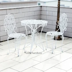 Outdoor Ronn Gaart Dësch a Stull Set Balkon Patio Miwwelen Set Modern Luxus Terrass Dësch a Stull Dräi-Stéck fir Gaart