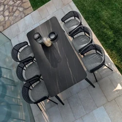 Kumbinasyon ng mga panlabas na mesa at upuan simpleng rattan chairs open-air garden courtyard villa dining