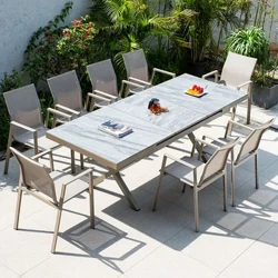 Mesas, cadeiras, pátios, villas com jardim, varandas de madeira esticada, proteção solar ao ar livre e lazer