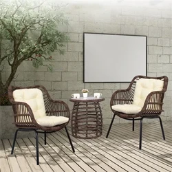 ʻO ka pākaukau ʻo Nordic Homestay a me nā noho i hui pū ʻia me ka noho rattan waho ʻekolu ʻāpana i hoʻonohonoho ʻia ʻekolu ʻāpana Lako Rattan pā hale kīhāpai papa ʻaina.