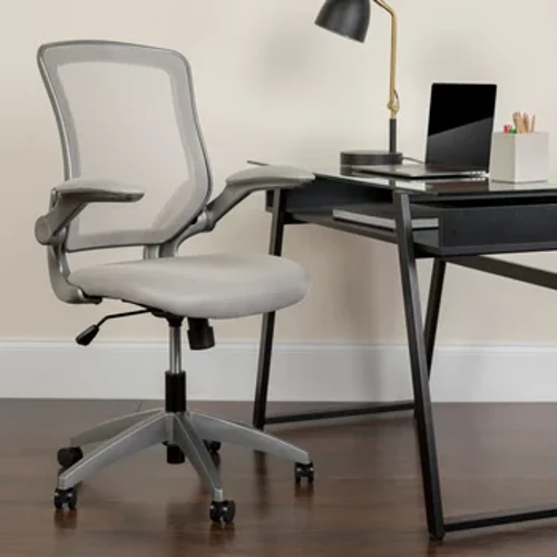 Cadeira de conferência de escritório com tarefas ergonômicas giratórias de malha cinza com parte traseira central da mobília com estrutura cinza e braços rebatíveis
