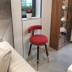 Oshxona uchun hashamatli zanglamaydigan po'latdan yasalgan aylanuvchi bar stullari italyan matosidan tayyorlangan baland oyoqli bar stullari Zamonaviy minimalist uy orqa bar stullari