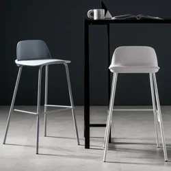 VIP pribadong custom na bakal na upuan ng bar plastic backrest high stool modernong simpleng plastic bar chair na personalized na bar stool