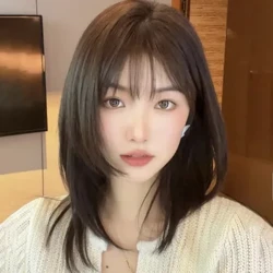 Braun Riichter Perücke Mat Bangs Fir Fraen Schëllerlängt Bob Natural flauscheg Synthetesch Hoer Perücke Daily Cosplay Benotzt Hëtztbeständeg