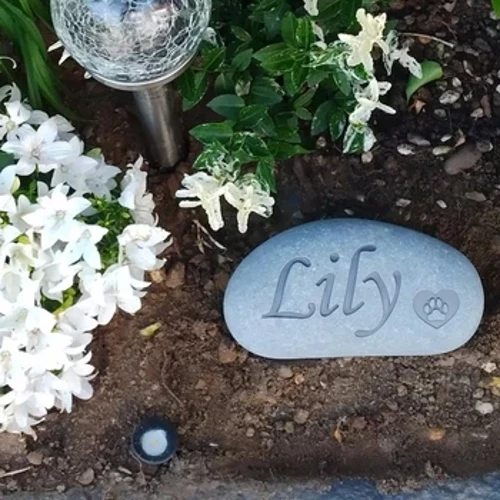 Djurminnesmärke Stenhundsgravsten utomhus Djurgravsmarkör Förlorad sällskapshund Kattminnesmärke Graverad Naturlig Pebble Dog Memorial Present