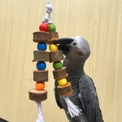 Éin Adhmaid Nádúrtha Parrot Bréagáin ildaite Chew Bite Crochta Liathróidí Cage Dhá Rópa