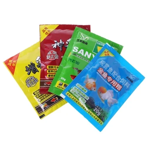 ʻO ka iʻa liʻiliʻi i ka Aquarium hānai ʻono Astaxanthin Carotene i loko o nā kīʻaha meaʻai iʻa gula hale.