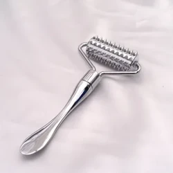Insimbi engagqwali ecijile i-spatula yokubhucunga i-massage yetshe yobuso ukuze kuthuthukiswe ithuluzi lokunakekela isikhumba sobuhle bentamo