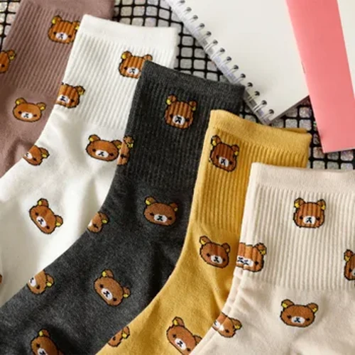 2023 nuevos calcetines de algodón transpirables de dibujos animados Harajuku para mujeres lindos calcetines con patrón de animales de oso calcetines de algodón peinado para mujeres