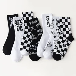 2023 Neue heiße schwarz-weiße, passende Farbe, Harajuku, Retro-Mode, weiche und bequeme Paarsocken