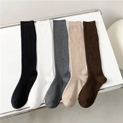 Nuevas medias de mujer tendencias de primavera estilo pijo Casual hasta la rodilla calcetines femeninos de algodón de alta calidad Color sólido calcetines largos cómodos