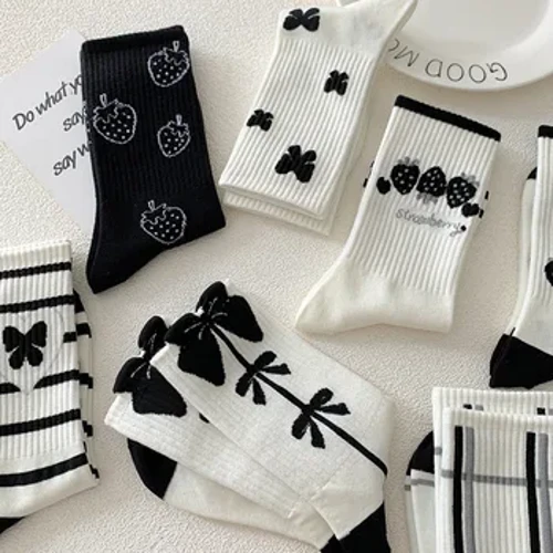 Chaussettes à fraises noires et blanches pour femmes, chaussettes japonaises d'automne et d'hiver, chaussettes longues en coton, assorties avec tout, chaussettes à mi-tube pour étudiantes