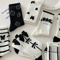 Tất Đen Trắng Dâu Tây Nữ Thu Đông Nhật Bản Tất Ống Dài Đôi Tất Cotton Tất Cả Trận Đấu Sinh Viên Giữa tất Ống