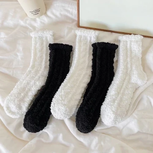 Kvinder Sokker Vinter Fleece Fuzzy Socks Kvinde Efterår Glad Funny Mellem tykt rør Varmt Hjem Sort Hvid Gulv Blød Sovestrømpe