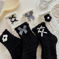 Mùa đông ấm áp vớ dễ thương nữ hoa sock fuzzy mùa thu vui nhộn ống giữa dày nhà đen sàn trắng sàn mềm ngủ nữ meias