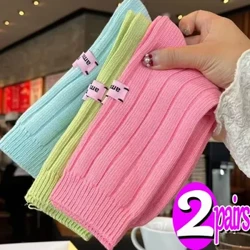 Colori Autunno Inverno Y2K Calzini lavorati a maglia spessi di media lunghezza con etichetta impilabile Calza da pavimento per interni da donna con lettera con tacco alla moda