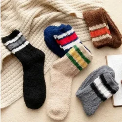 1 par de calcetines cálidos de invierno para hombre, calcetines de terciopelo de Coral liso para hombre, calcetines gruesos informales para el suelo, calcetines para dormir de tubo medio esponjosos para mujer