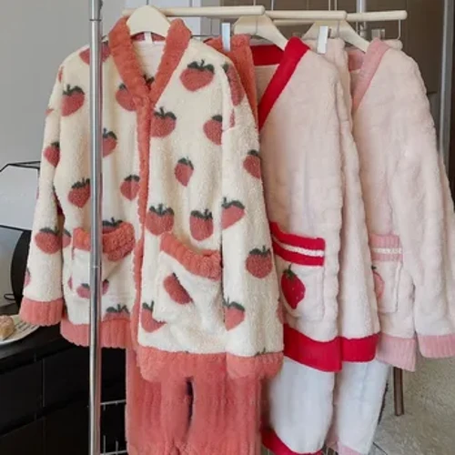 Mansikkapainatus nukkumistavat naiset pyjamas asetettu talvi fleece sametti 2 kappaletta kotipuku uni fluffy korea piiama lämmin yökäyttö