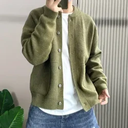 'A'i Po'e Po'e Kāne 'Ai Po'e Kāne i wili 'ia Cardigan Sweater me ka pani pani pa'a kala kala lō'ihi no ka pumehana.