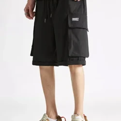 Cargo-shorts til mænds koreanske version af trenden med løstsiddende bukser udenfor iført trendy mærke i afslappede bukser