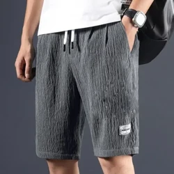 Pantalones cortos de seda helada de verano para hombre, pantalones plisados ​​finos para deportes al aire libre, pantalones cortos holgados de pierna recta, pantalones cortos informales de moda para playa para hombre