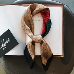 2022 Nya kvinnors sidensatinhårhalsdukar Mode fyrkantig tryckt huvudduk 70 cm Professionella tillbehör Designerscarf Pannband