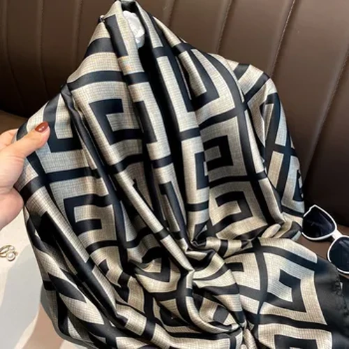 ʻO ka lole lole silika maikaʻi loa no nā wahine nui ʻo Hijab Design Print Smooth Foulard Female Hijab silk sunscreen waho kahakai kāwele.
