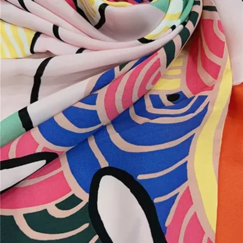 Pañuelo estampado oversize estilo español