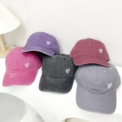 1 píosa hata teanga lachan oiriúnach d’fhir agus do mhná araon ar Lá Fhéile Vailintín. Grá hata spraoi breathable agus versatile bróidnithe